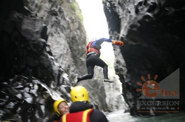  阿尔坎塔拉峡谷漂流 